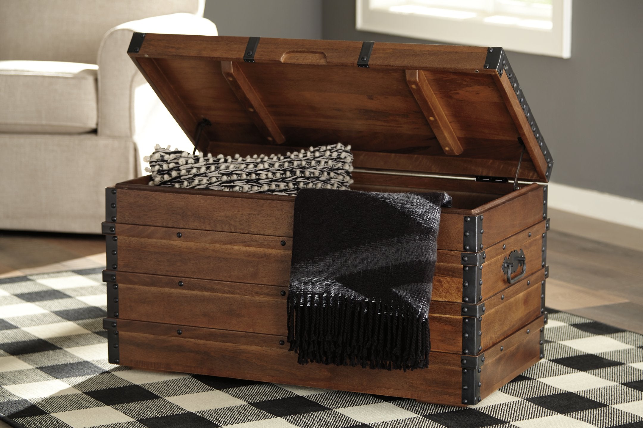 Kettleby Storage Trunk - Romeo & Juliet Furniture (Warren,MI)