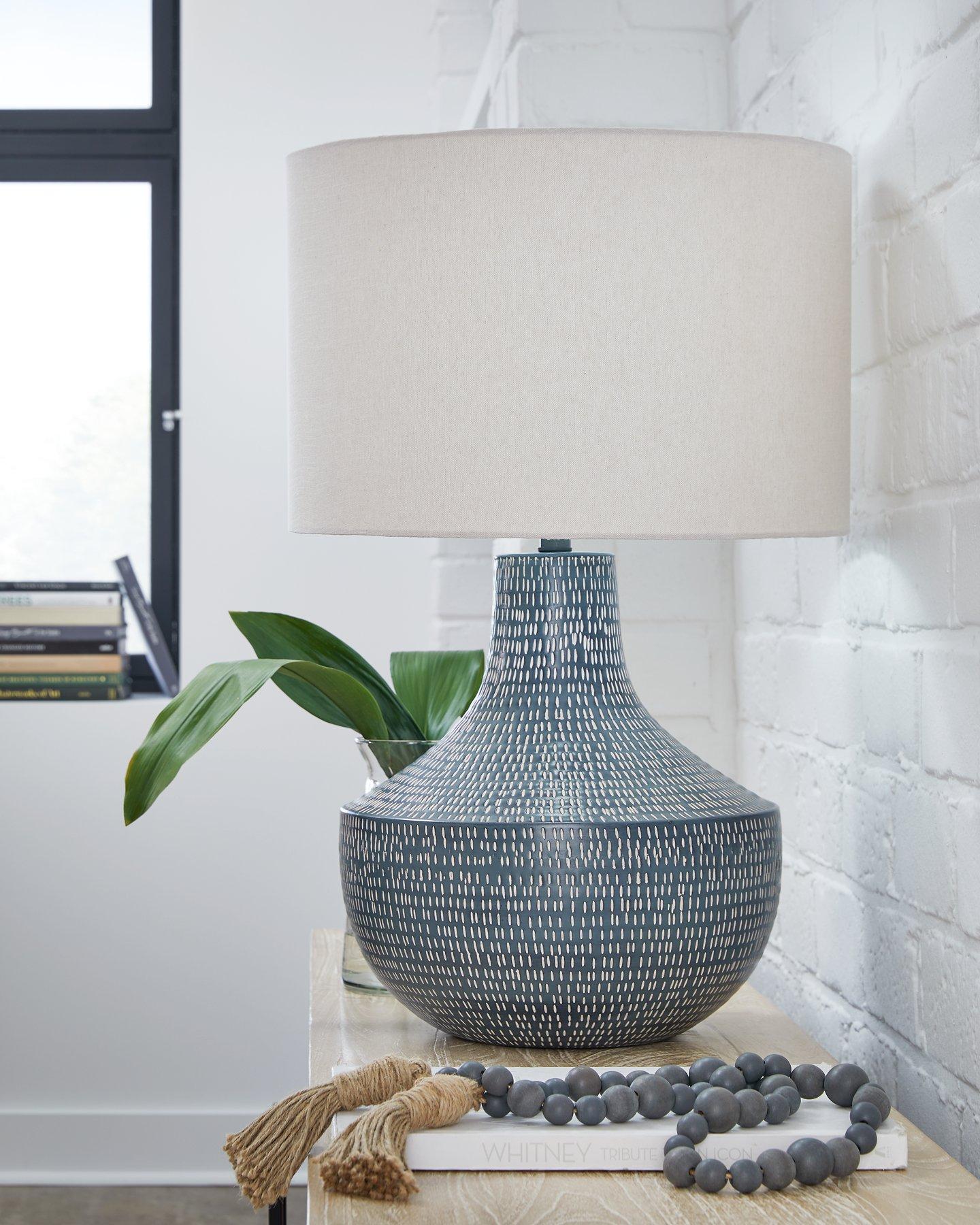 Schylarmont Table Lamp